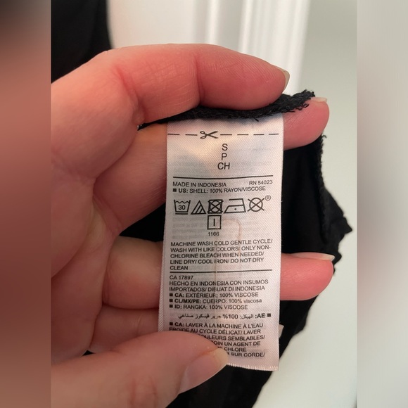 Old Navy Black Light Weight Sleeveless Top - Picture 4 of 4